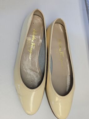 Salvatore Ferragamo Boutique Women’s Cream Patent Leather Flats Size 7 Italy
